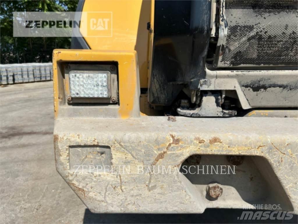 CAT 966M Pale gommate