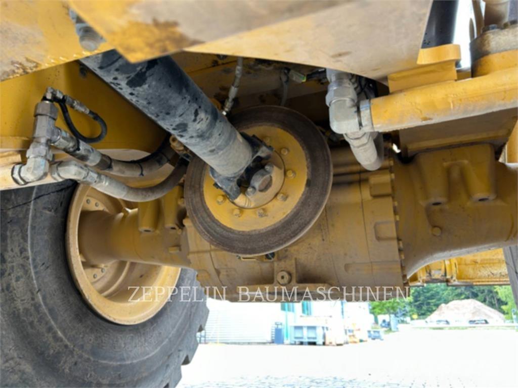 CAT 966M Pale gommate