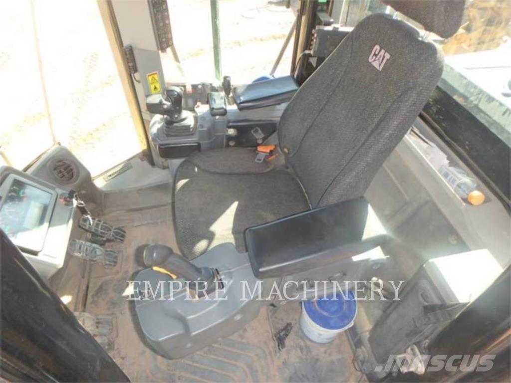 CAT 966M Pale gommate