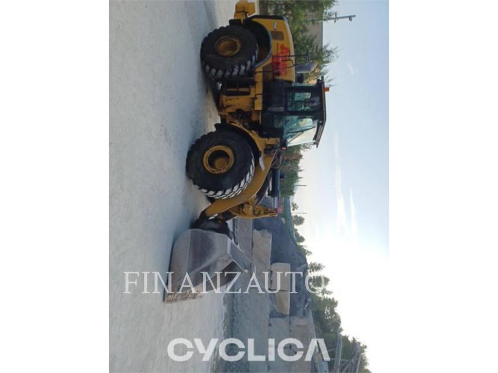 CAT 966M Pale gommate