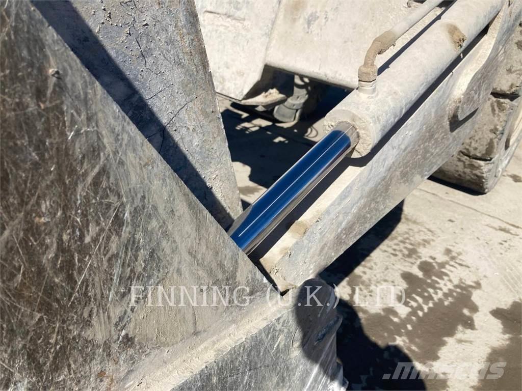 CAT 966M HL Pale gommate