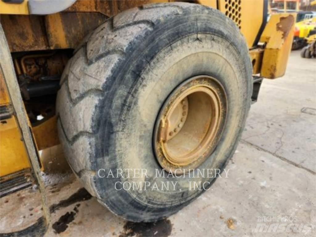 CAT 972K Pale gommate