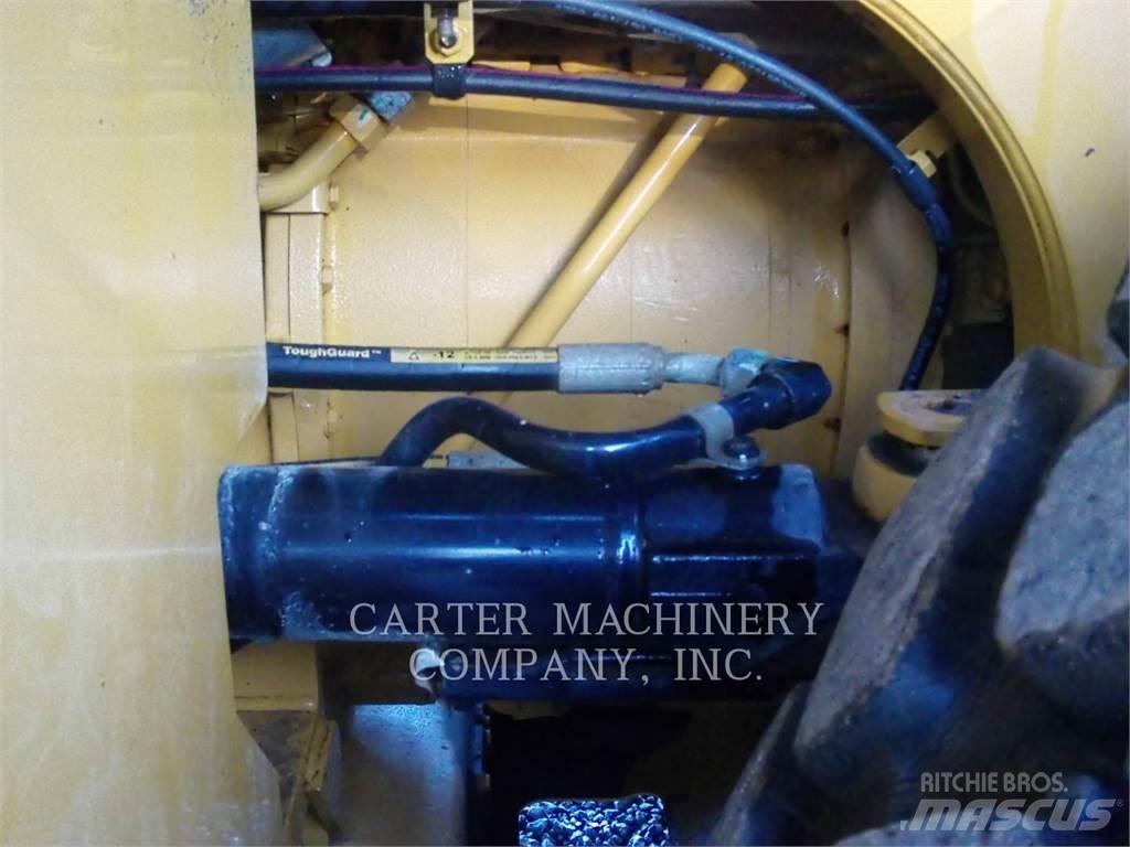 CAT 972M Pale gommate