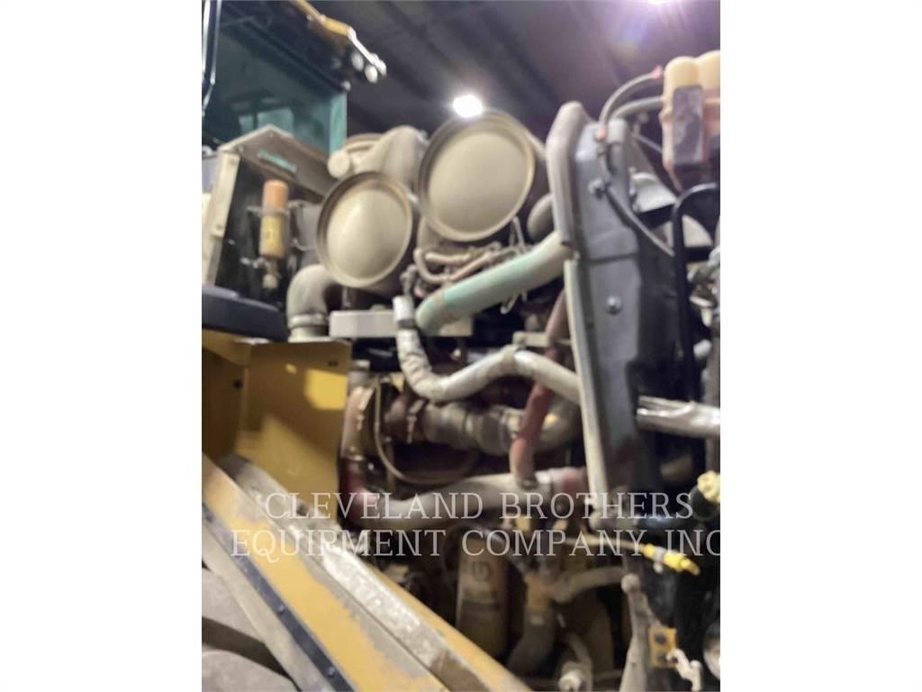 CAT 972M Pale gommate