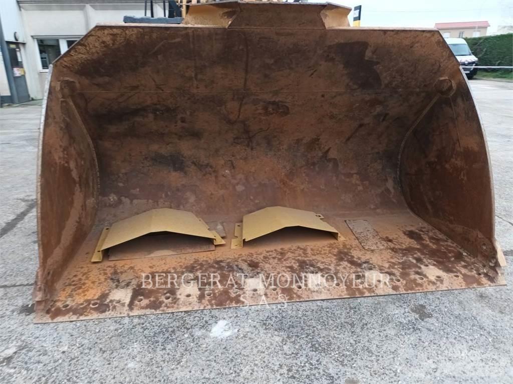 CAT 972M Pale gommate