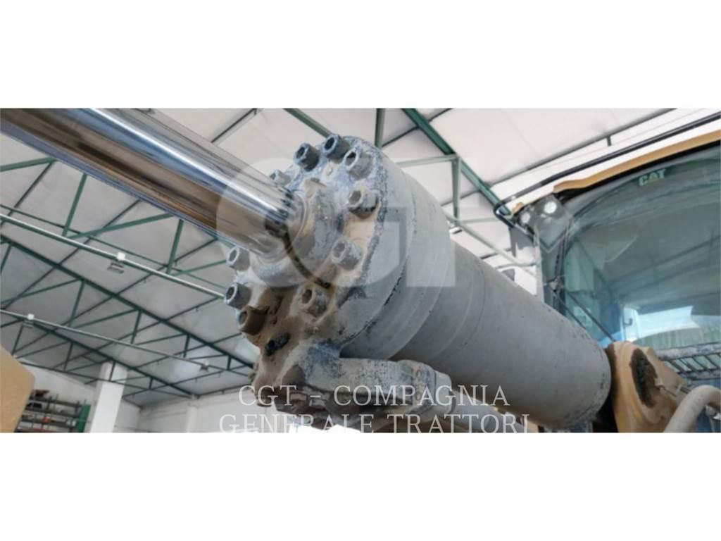 CAT 972M Pale gommate
