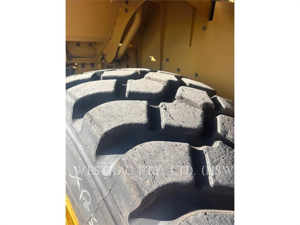 CAT 972M Pale gommate