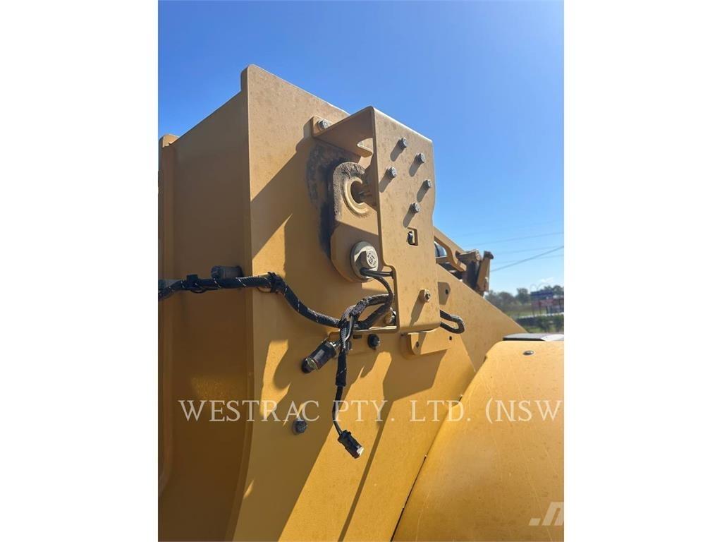 CAT 972M Pale gommate