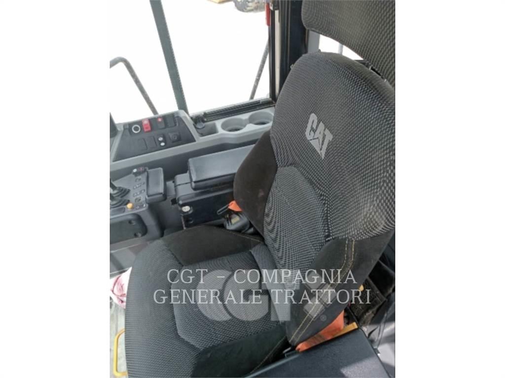 CAT 972M Pale gommate