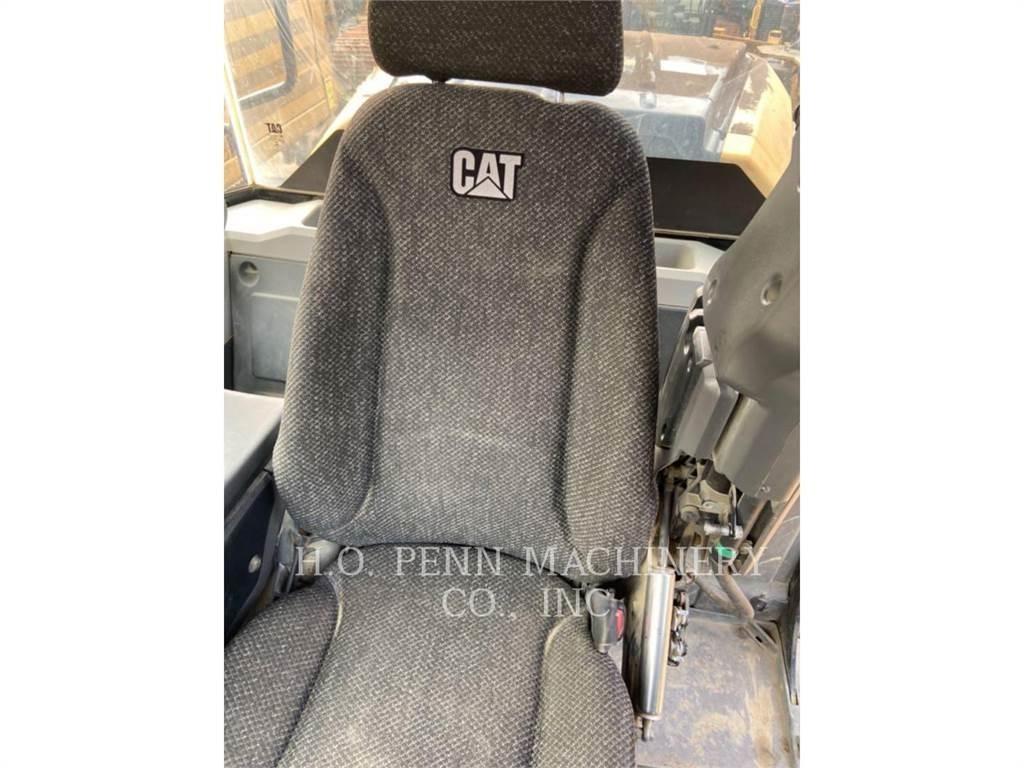 CAT 972M Pale gommate