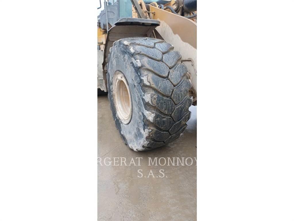 CAT 972M Pale gommate