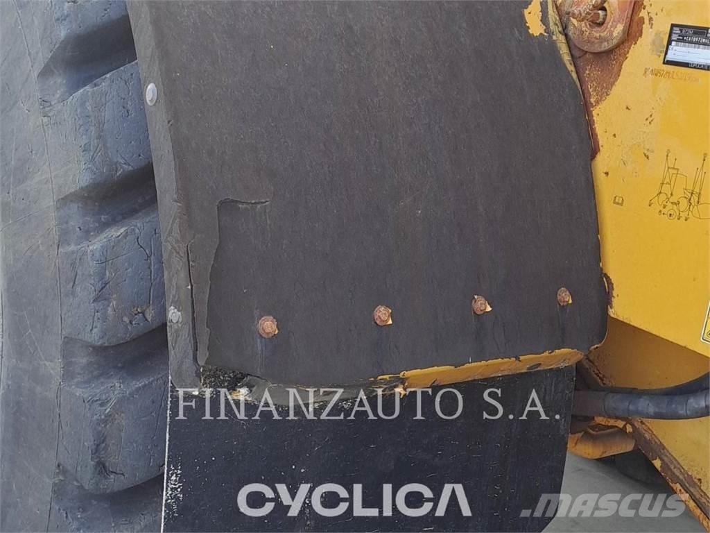 CAT 972M Pale gommate