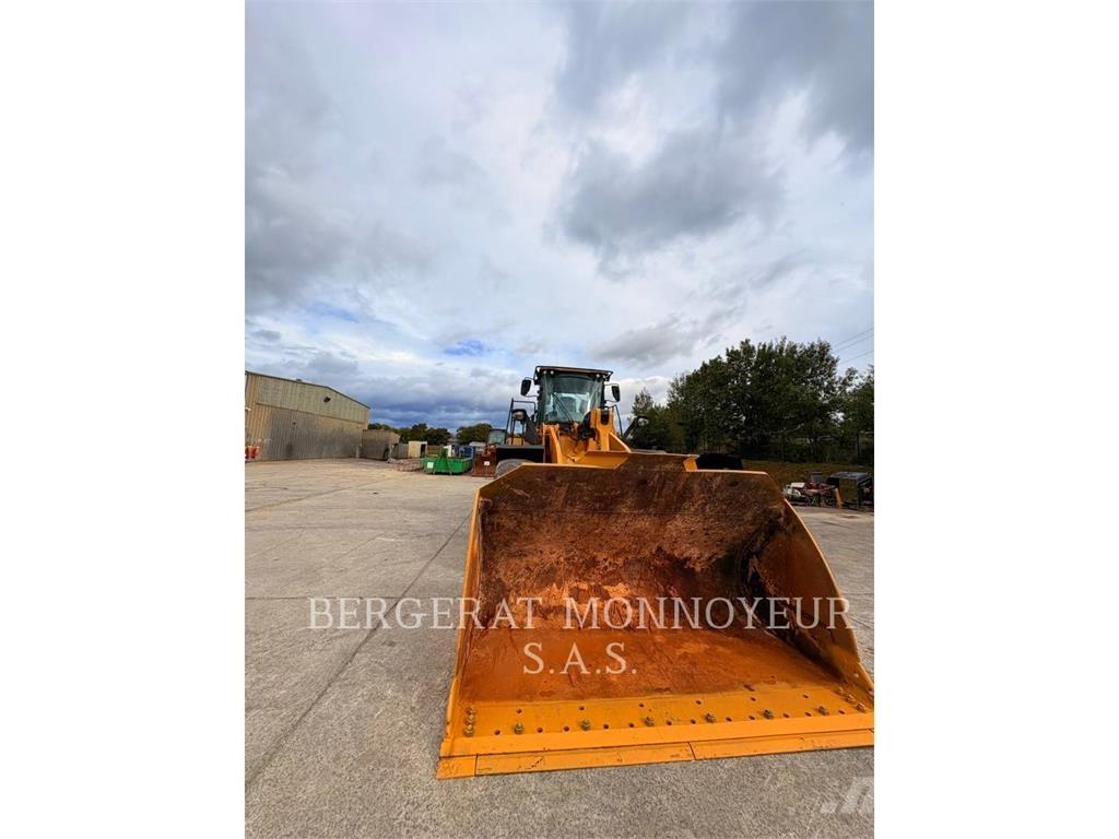 CAT 972M Pale gommate