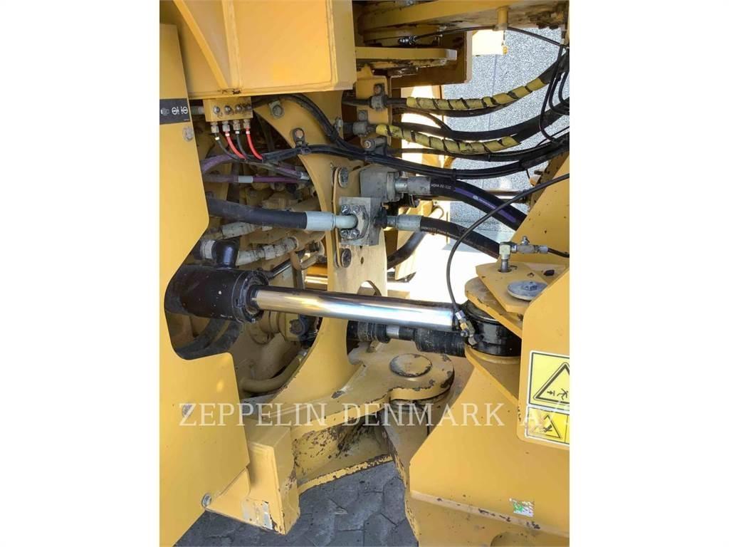 CAT 972M Pale gommate