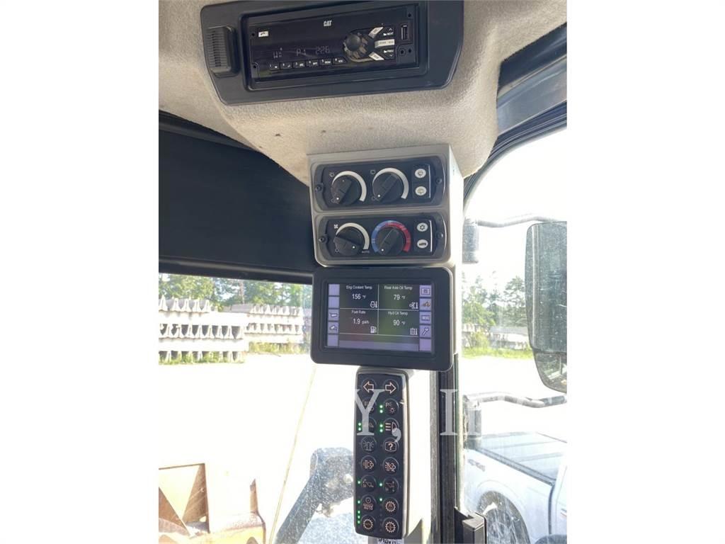 CAT 972M Pale gommate