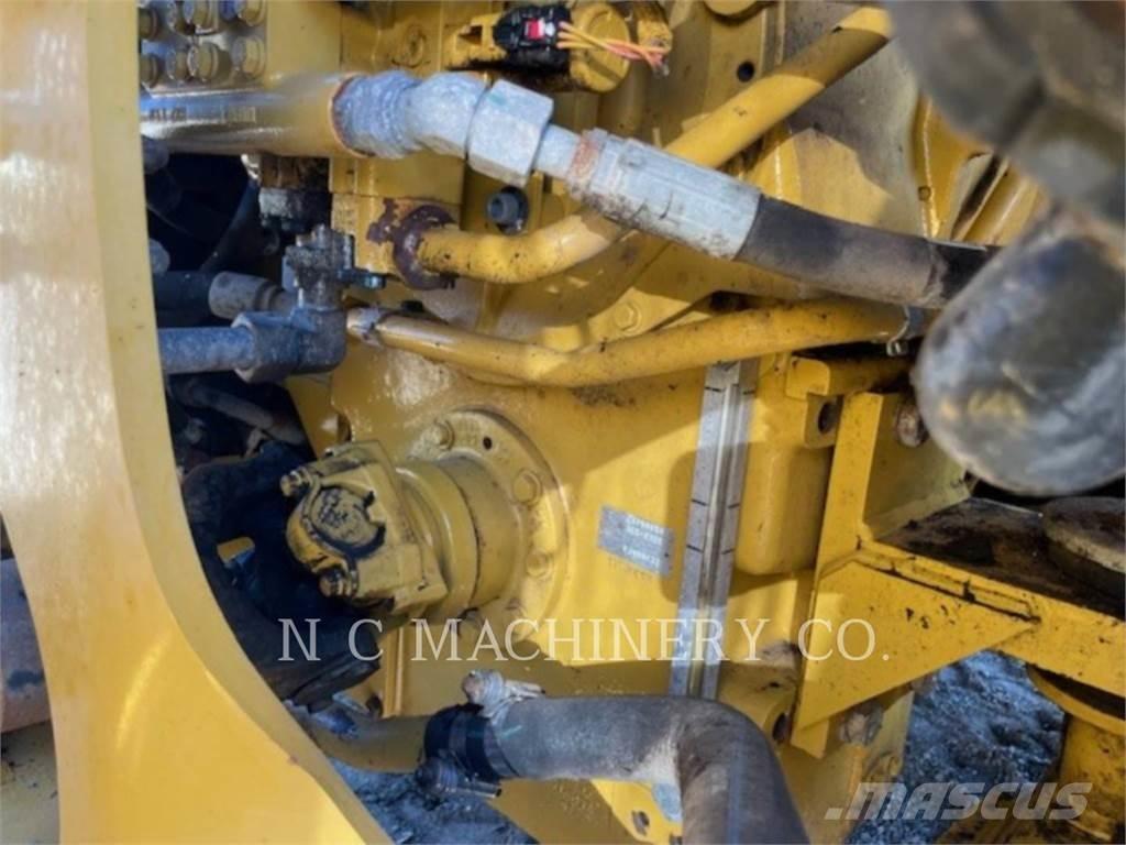 CAT 972M Pale gommate