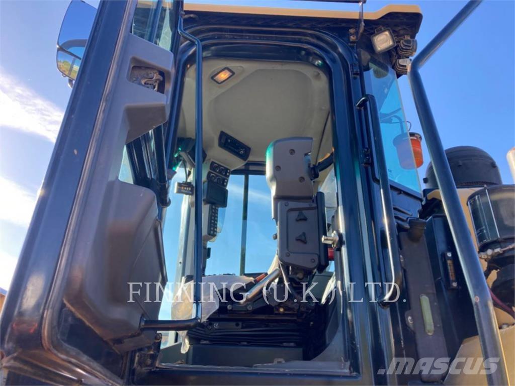 CAT 972M Pale gommate