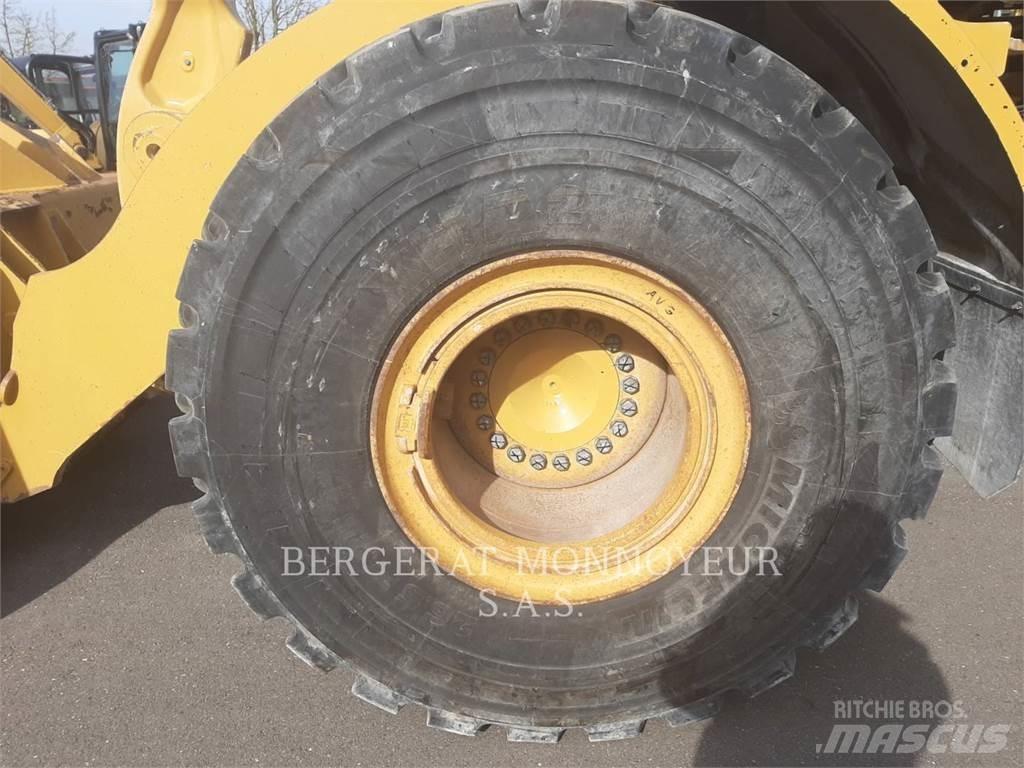 CAT 972M XE Pale gommate
