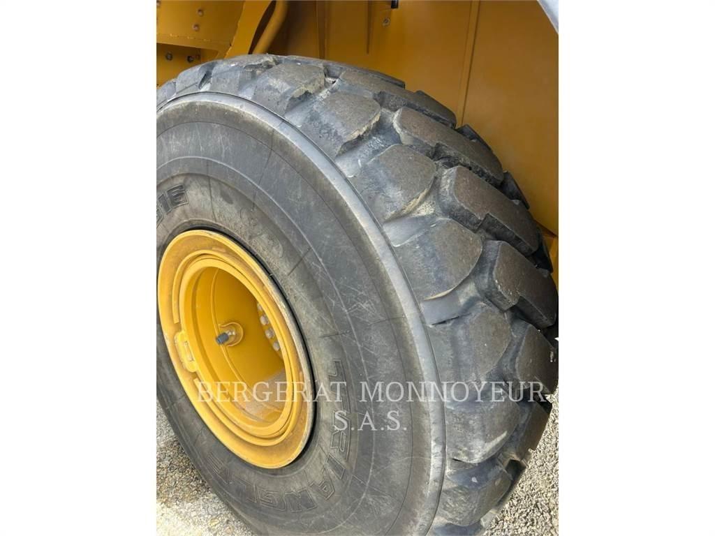 CAT 972M XE Pale gommate
