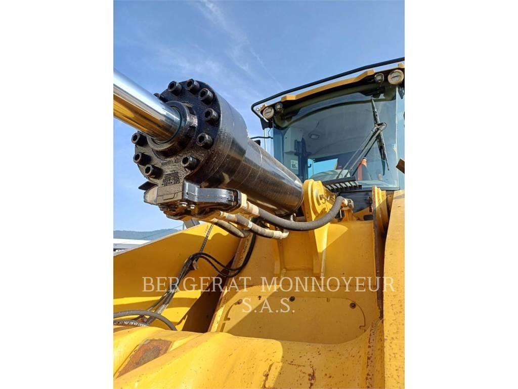 CAT 972M XE Pale gommate
