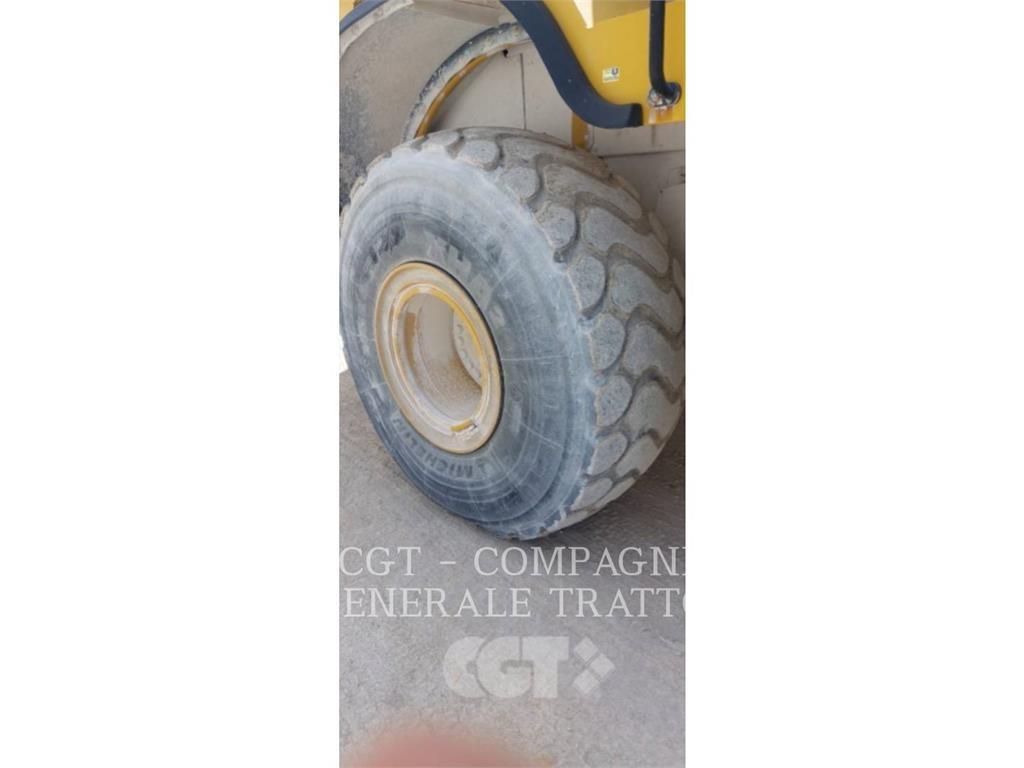 CAT 972M XE Pale gommate