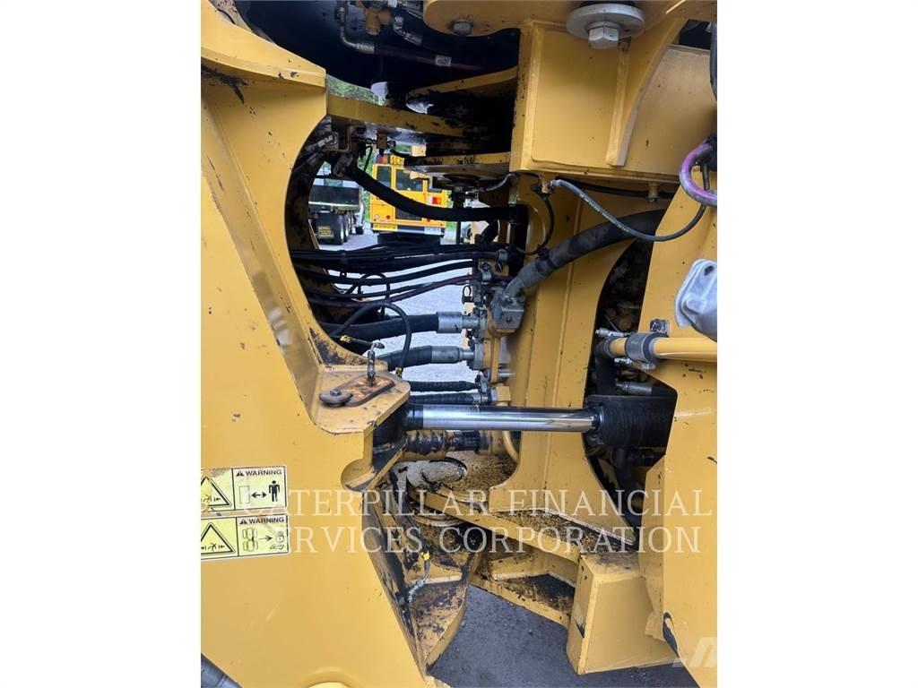 CAT 982M Pale gommate
