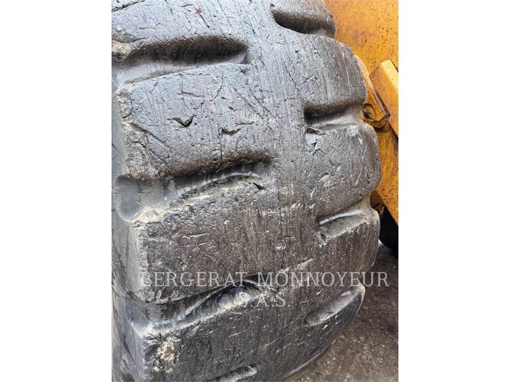 CAT 988K Pale gommate