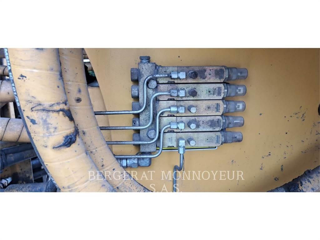 CAT 988K Pale gommate