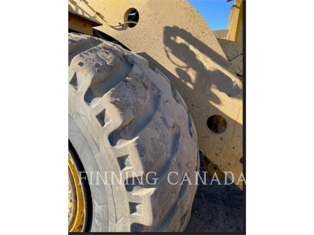 CAT 988K Pale gommate
