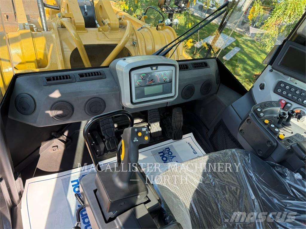 CAT 988K Pale gommate