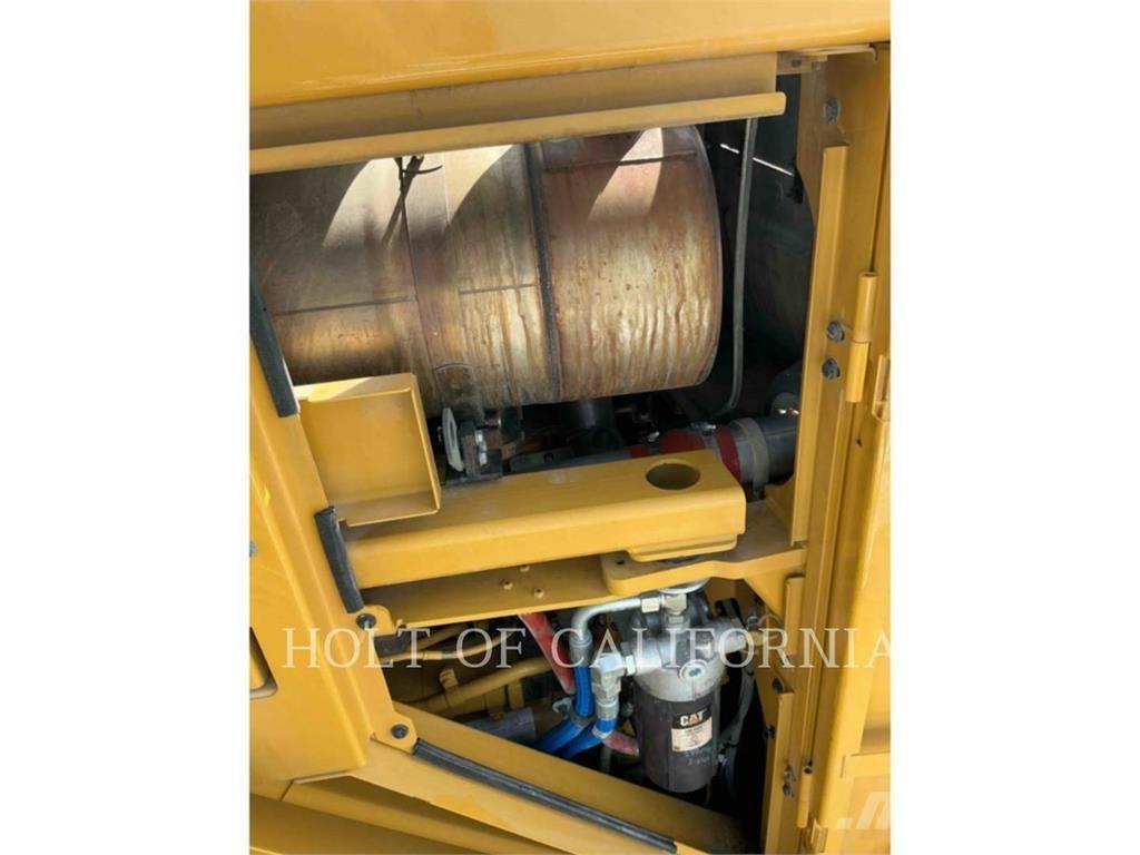 CAT 988K Pale gommate