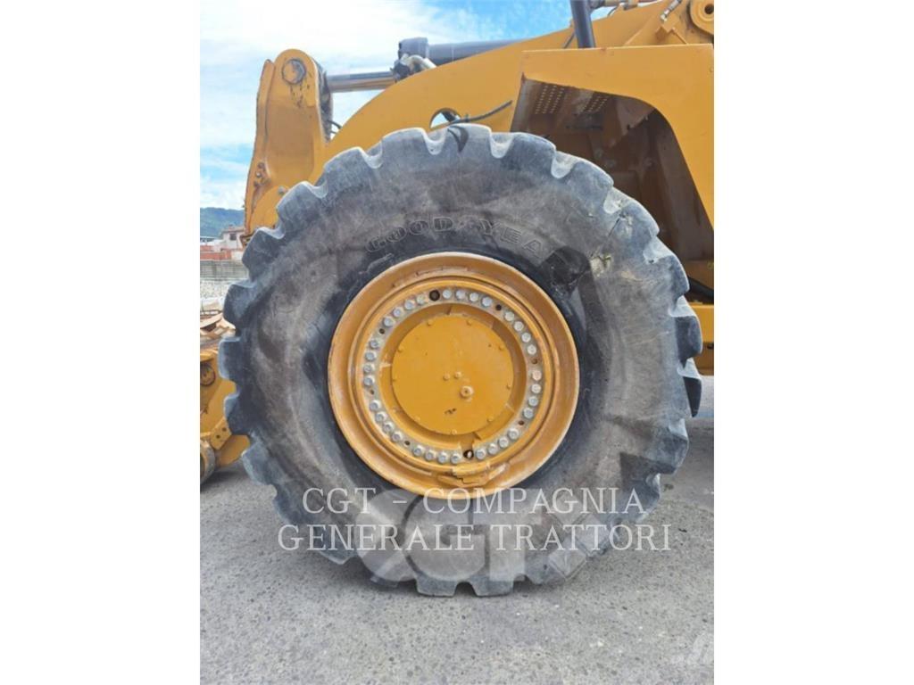 CAT 988K Pale gommate