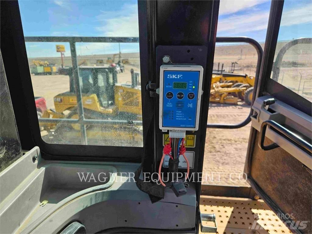 CAT 988K HL Pale gommate