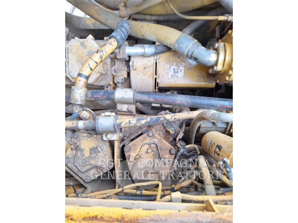 CAT 992G Pale gommate