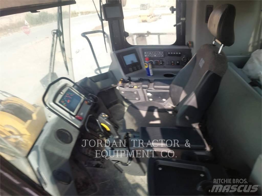 CAT 992KLRC Pale gommate