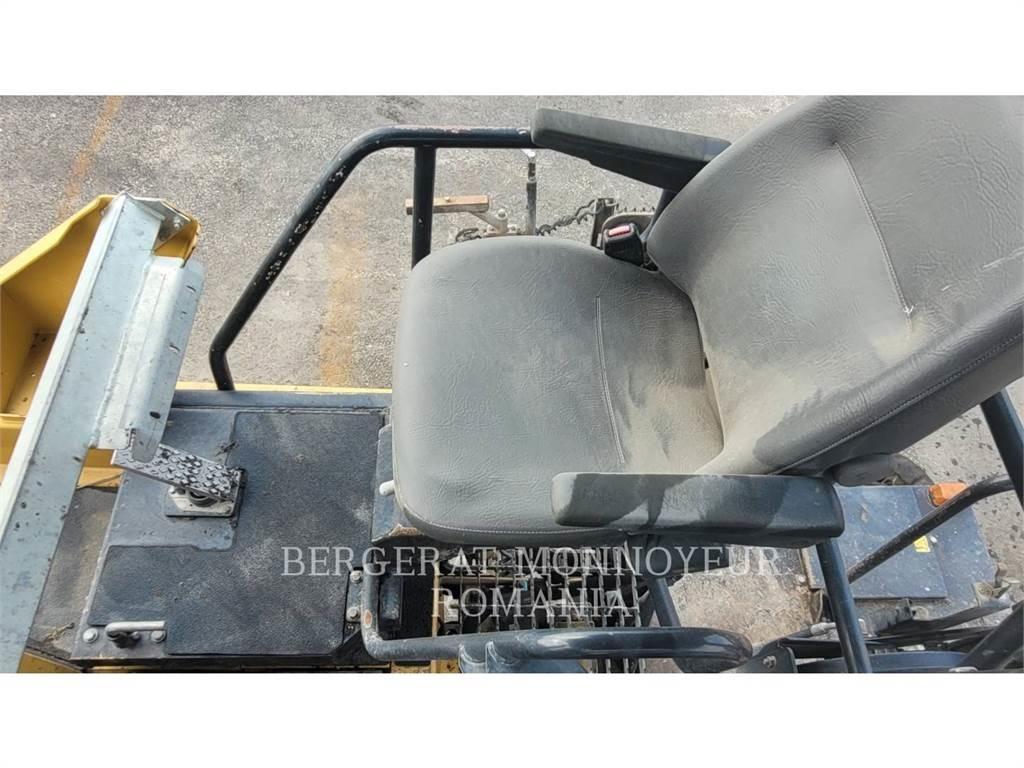 CAT AP-655D Finitrici