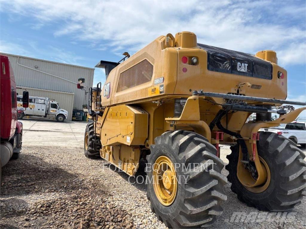 CAT RM600-01 Finitrici