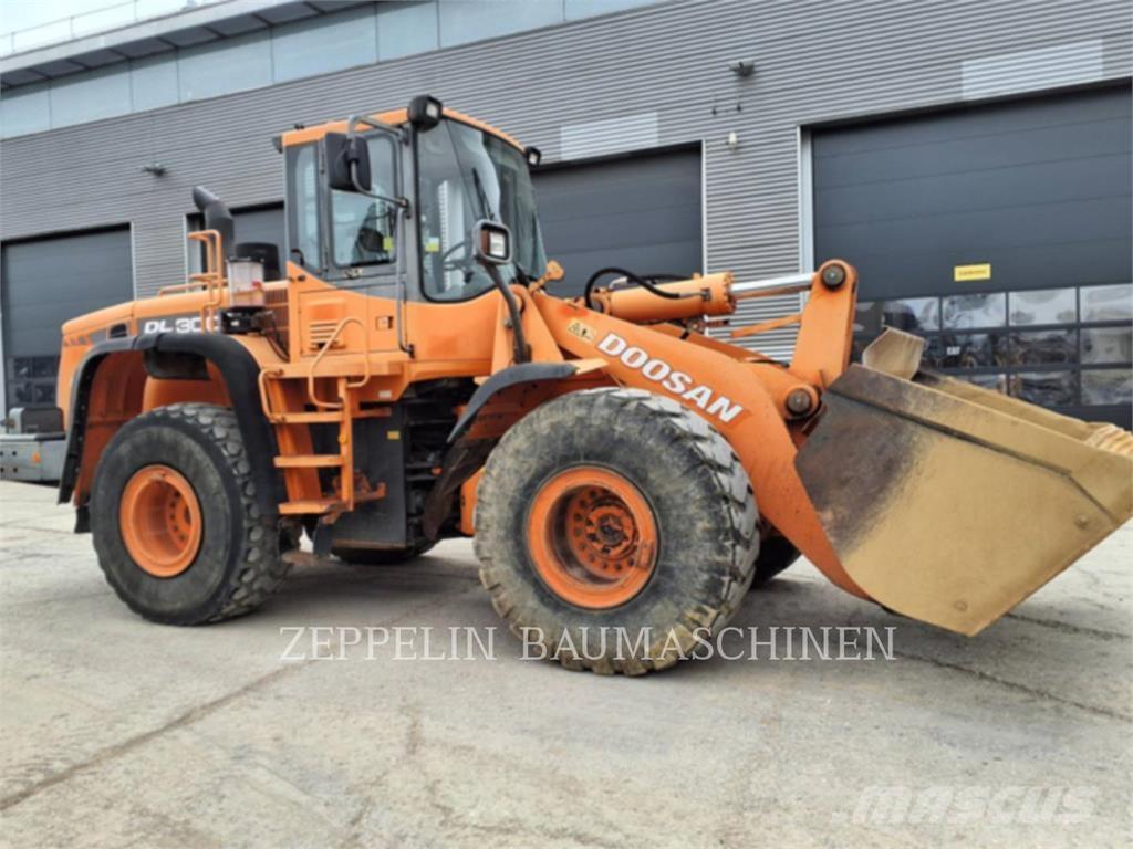 Doosan DL300 Pale gommate