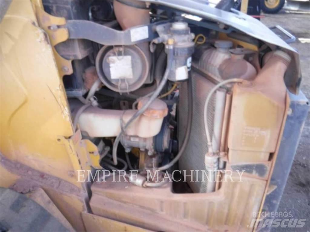 John Deere 323D Mini Pale Gommate
