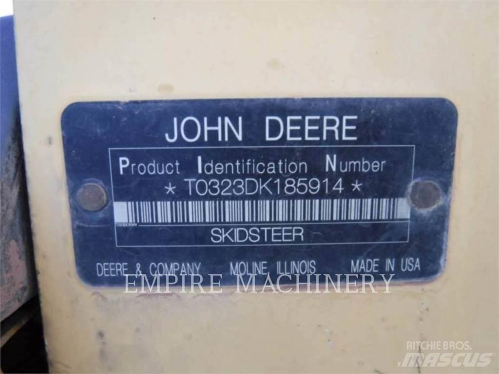 John Deere 323D Mini Pale Gommate