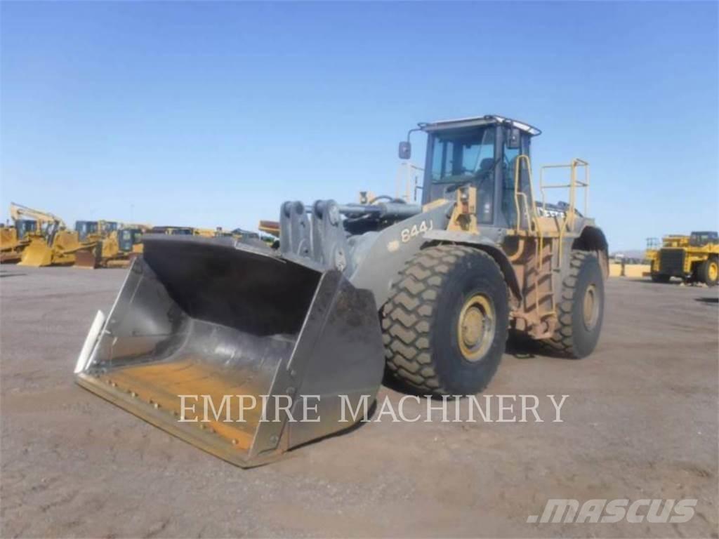 John Deere 844J Pale gommate