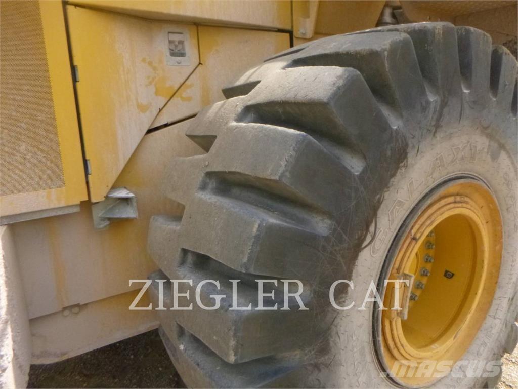 John Deere & CO. 844K III Pale gommate