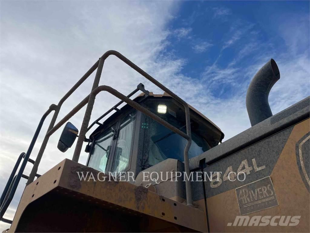 John Deere & CO. 844L Pale gommate
