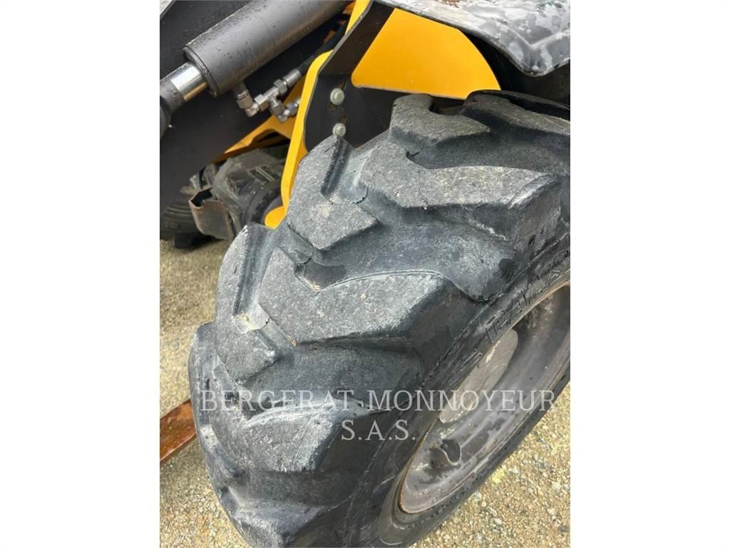 Mecalac AX850 Pale gommate