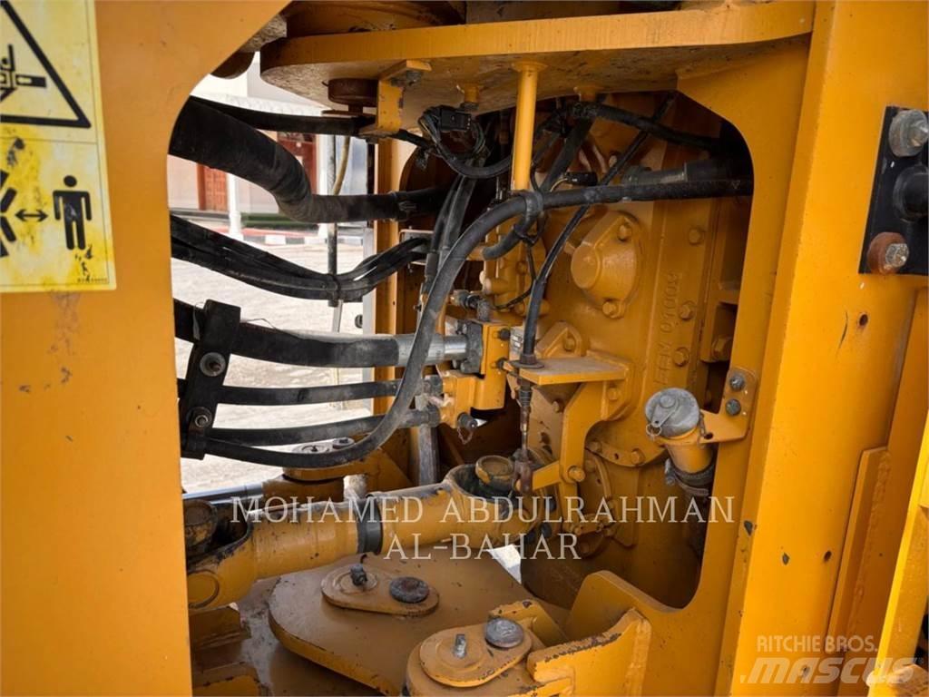 SEM MACHINERY SEM660D Pale gommate