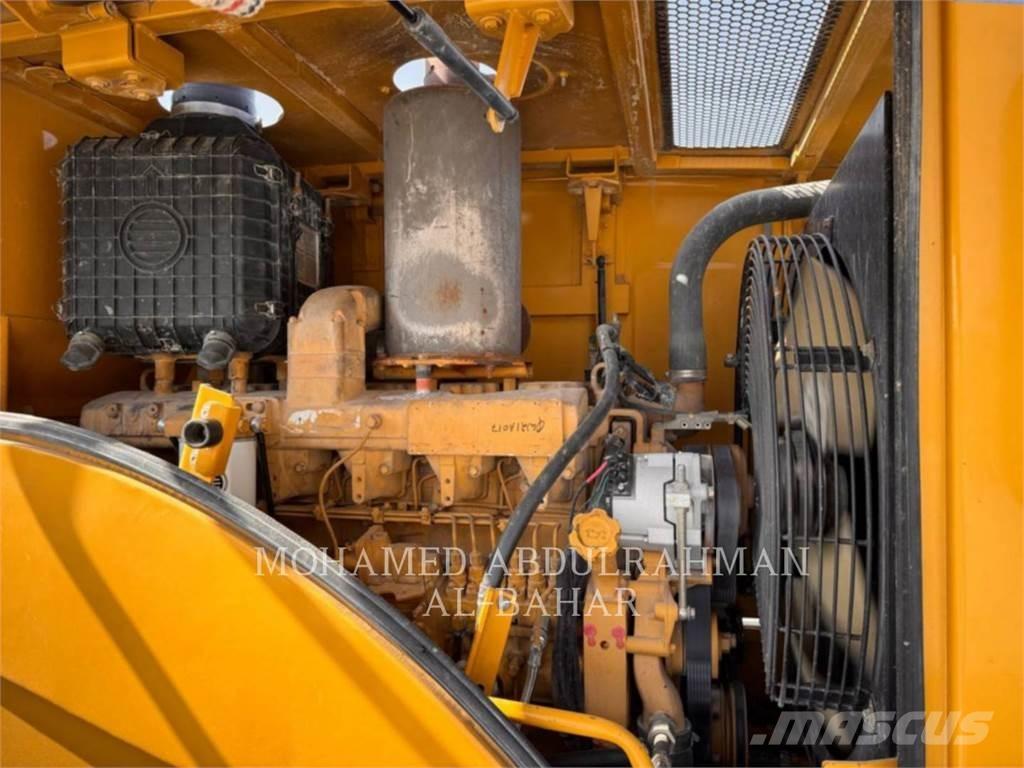 SEM MACHINERY SEM660D Pale gommate
