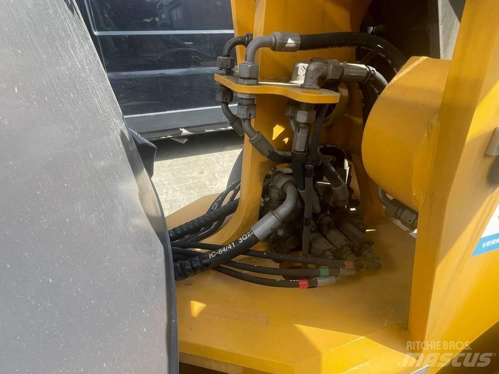 Mecalac AX 700 Pale gommate