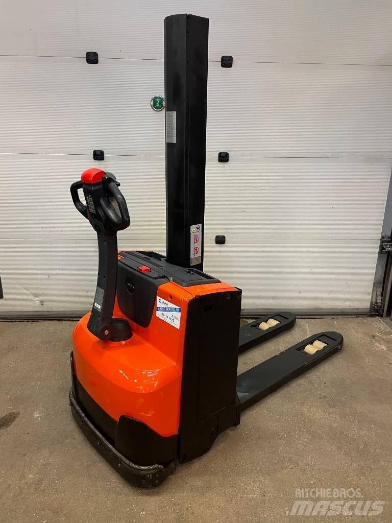 BT Toyota SWE080L Transpallet uomo a terra