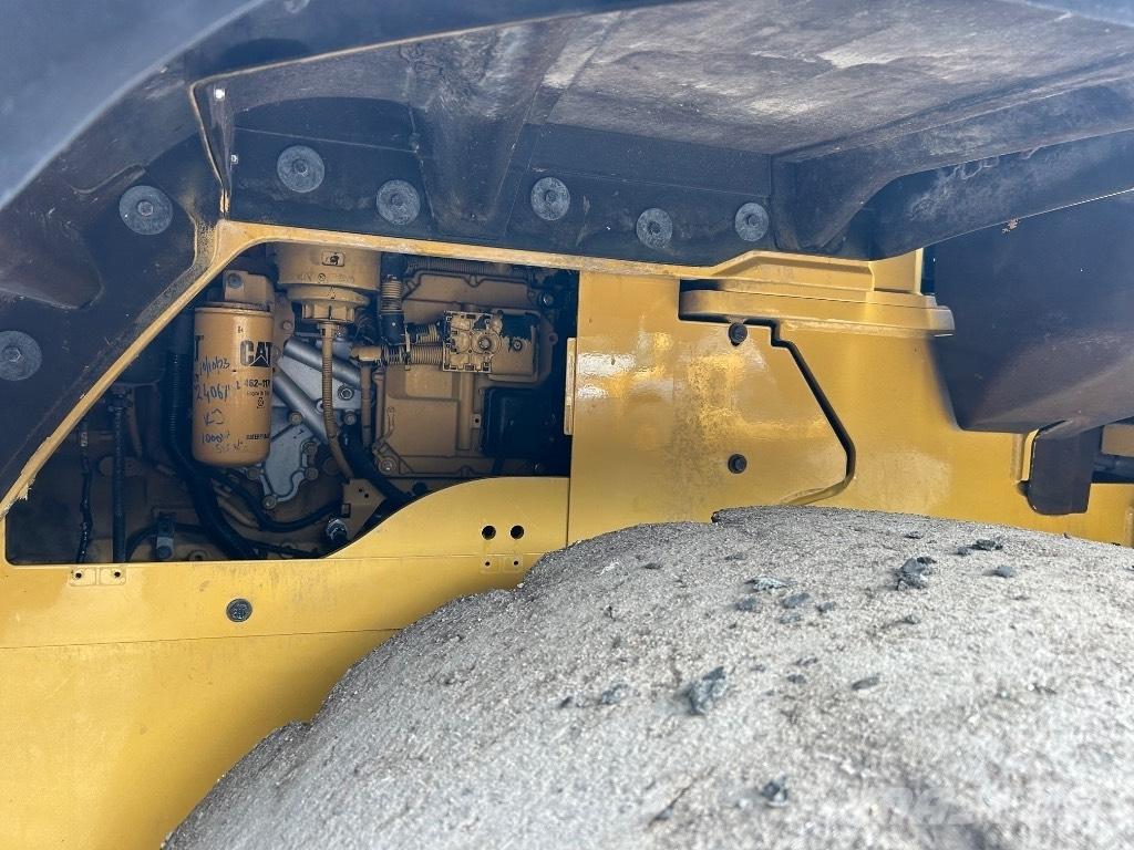 CAT 938M Pale gommate