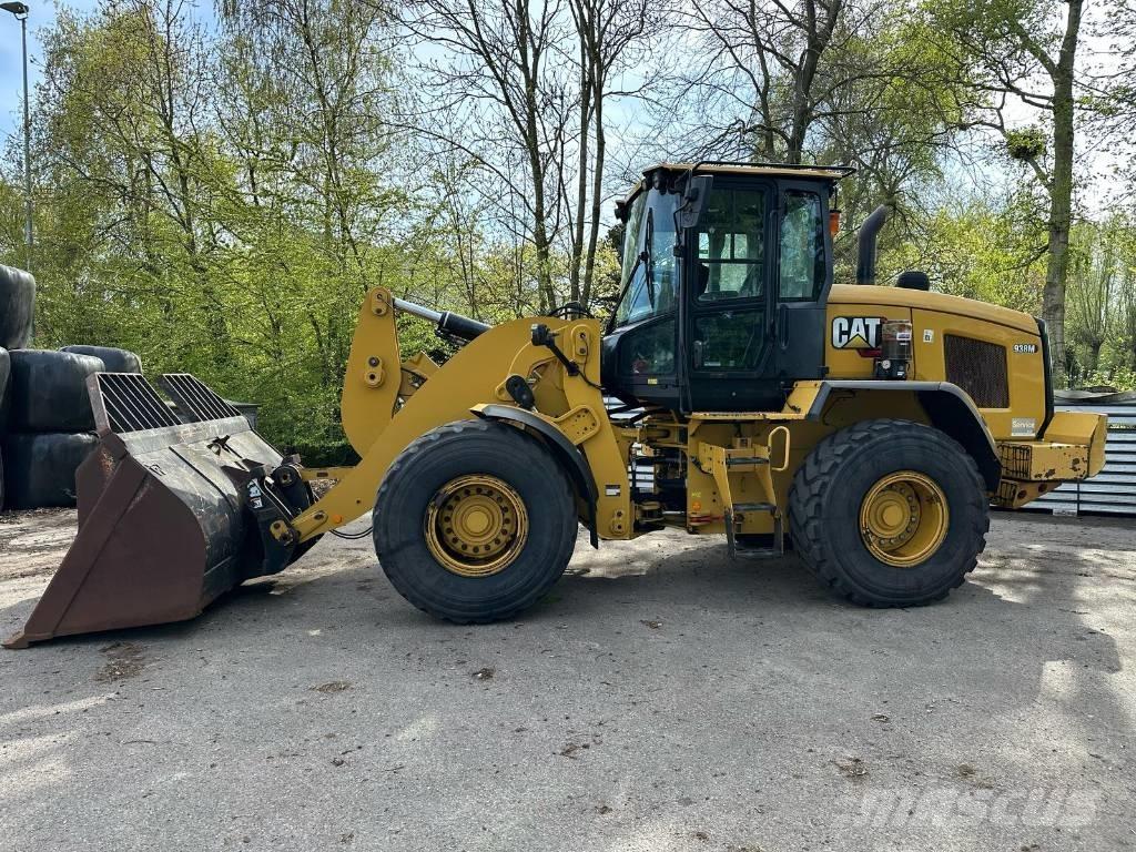CAT 938M Pale gommate